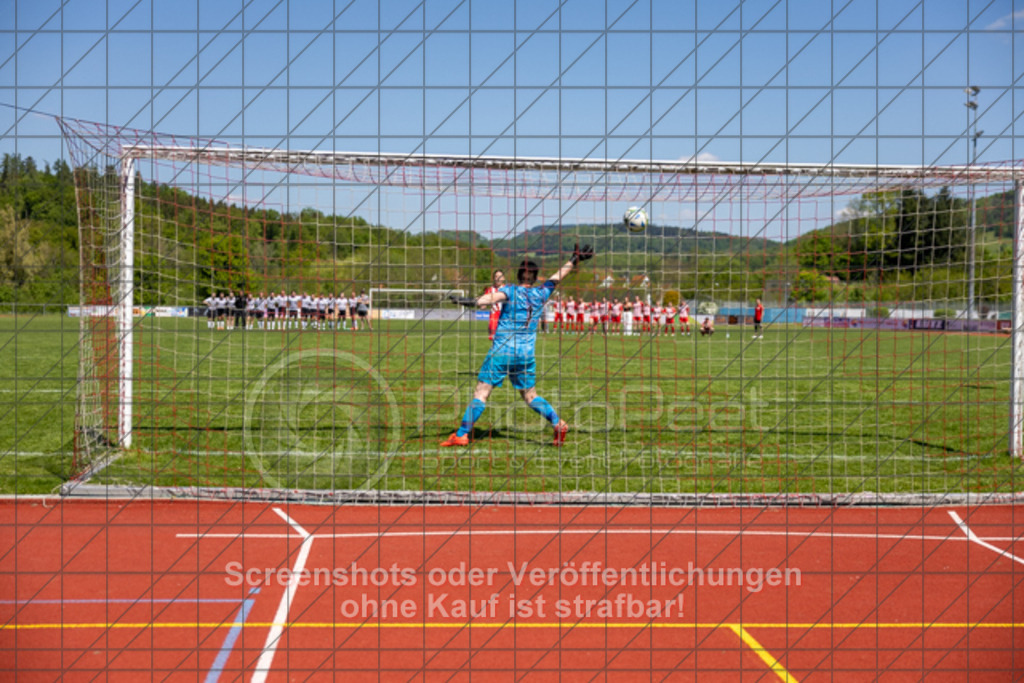 20250501_123903_0831 | #,1.FC Donzdorf II (rot) vs.1.Göppinger SV (weiß), Fussball, Frauen-Bezirkspokal Halbfinale Saison 2024/2025, Rasenplatz Lautertal Stadion, Süßener Straße 16, 73072 Donzdorf, 01.05.2025 - 10:30 Uhr,Foto: PhotoPeet-Sportfotografie/Peter Harich