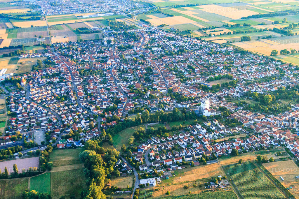 Luftbild: Ortsansicht von Süden im Ortsteil Iggelheim in Böhl-Iggelheim im Bundesland Rheinland-Pfalz in Deutschland. Foto: IMG_69349.jpg vom 04.07.2014 durch Werner Riehm/FLY-FOTO.deAuflösung des Originals: 4574 x 3049 px