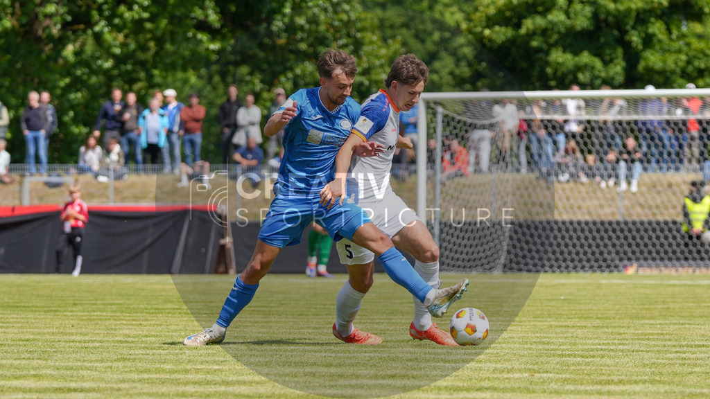 Fußball, Herren, Saison 2024/2025, Finaltag der Amateure 2025, Landespokal Brandenburg, Finale, VfB 1921 Krieschow vs. RSV Eintracht 1949, Samstag 24.05.2025, Volksparkstadion Neuruppin, | Fußball, Herren, Saison 2024/2025, Finaltag der Amateure 2025, Landespokal Brandenburg, Finale, VfB 1921 Krieschow vs. RSV Eintracht 1949, Samstag 24.05.2025, Volksparkstadion Neuruppin, Im Bild: Tim Göth (l. RSV) und Jannis Fuchs (r. Krieschow) - Realisiert mit Pictrs.com