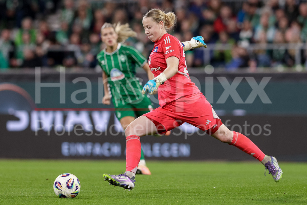 Fussball, Google Pixel Frauen-Bundesliga, SV Werder Bremen - Hamburger SV | Larissa Haidner (Torhüterin, Torwart, Hamburger SV, 33) am Ball, Einzelbild, Ganzkörper, Aktion, Action, Spielszene, DIE DFB-RICHTLINIEN UNTERSAGEN JEGLICHE NUTZUNG VON FOTOS ALS SEQUENZBILDER UND/ODER VIDEOÄHNLICHE FOTOSTRECKEN. DFB REGULATIONS PROHIBIT ANY USE OF PHOTOGRAPHS AS IMAGE SEQUENCES AND/OR QUASI-VIDEO.