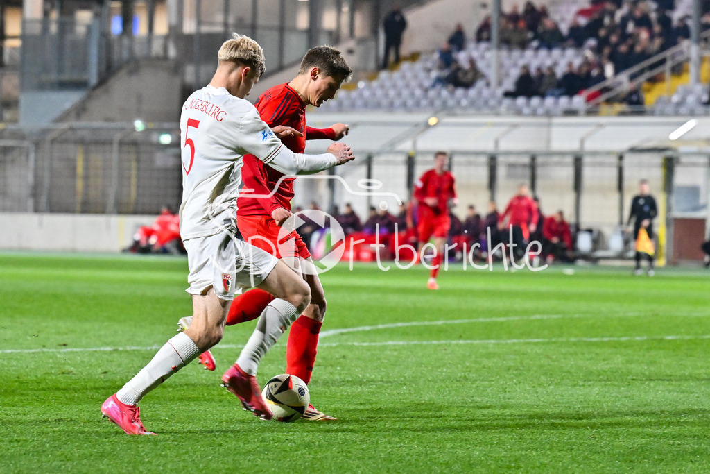FC Bayern Amateure - FC Augsburg II | im Duell  Felix Constantin MEISER (FC Augsburg II 5) und Magnus DALPIAZ (FC Bayern München II #2) / Zweikampf / Regionalliga Bayern: FC Bayern Muenchen II - FC Augsburg II, Gruenwalder Stadion am 14.03.2025