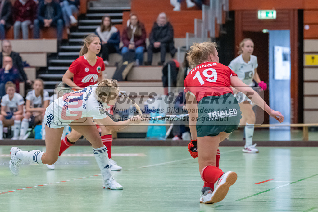 HK_20221126_101771 | 1. Bundesliga ( Halle ) Damen Crefelder HTC - Düsseldorfer HC am 27.11.2022 Crefelder HTC, Krefeld , Sara Strauss ( Düsseldorfer HC #11 ) , Krings Lynn ( Crefelder HTC #19 )