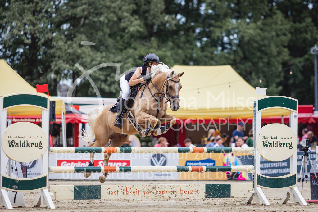 230824_Delbrueck_PonyTrophy-303 | Deine schönsten Turniermomente als professionelle Fotos! Entdecke hochwertige Pferdesport-Fotografie im Online-Shop. Jetzt Fotos finden & bestellen!