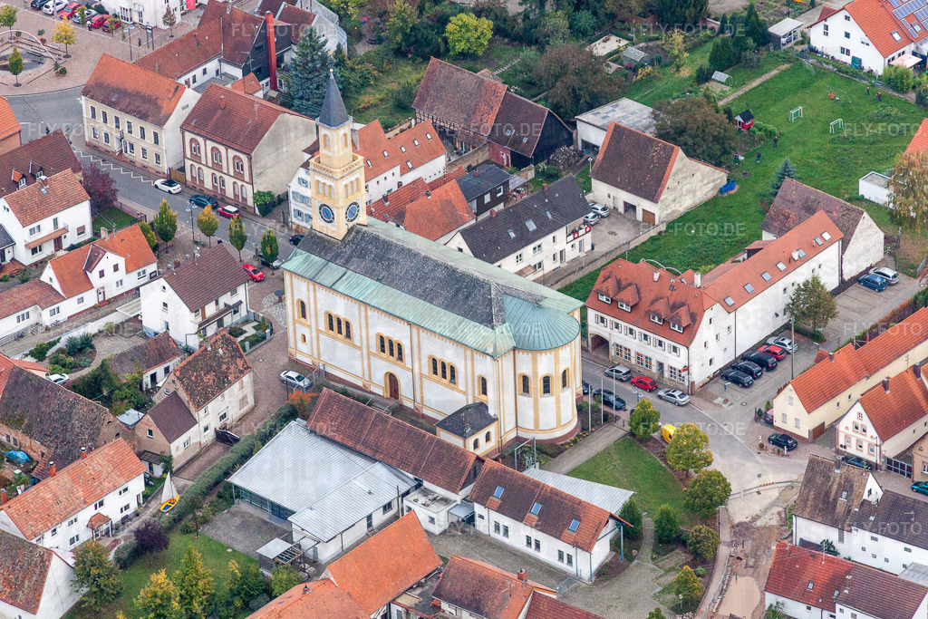 Kirchengebäude im Dorfkern | Luftbild: Kirchengebäude im Dorfkern in Lingenfeld im Bundesland Rheinland-Pfalz in Deutschland. Foto: IMG_60131.jpg vom 08.10.2013 durch Werner Riehm/FLY-FOTO.de - Realisiert mit Pictrs.com