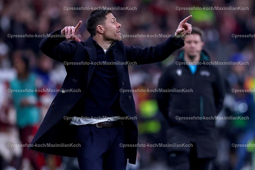 UCL11032502342 | 11.03.2025, Fußball, UEFA Champions League, Bayer 04 Leverkusen - FC Bayern München, Achtelfinale Rückspiel, BayArena, Saison 2024 2025: Cheftrainer Xabi Alonso (Bayer 04 Leverkusen Trainer) steht wild gestikulierend an der Seitenlinie Gestik Mimik aufgebrachtDFB regulations prohibit any use of photographs as image sequences and or quasi-video.