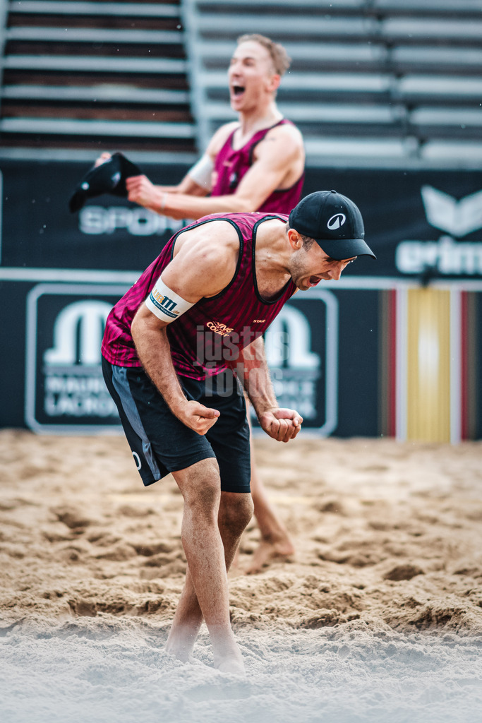 Beachvolleyball | Männer | Queen and King of the Court | Hamburg | 31.05.2024 | Im Vordergrund jubelt Tilo Rietschel über den Einzug in die nächste Runde, im Hintergrund Momme Lorenz