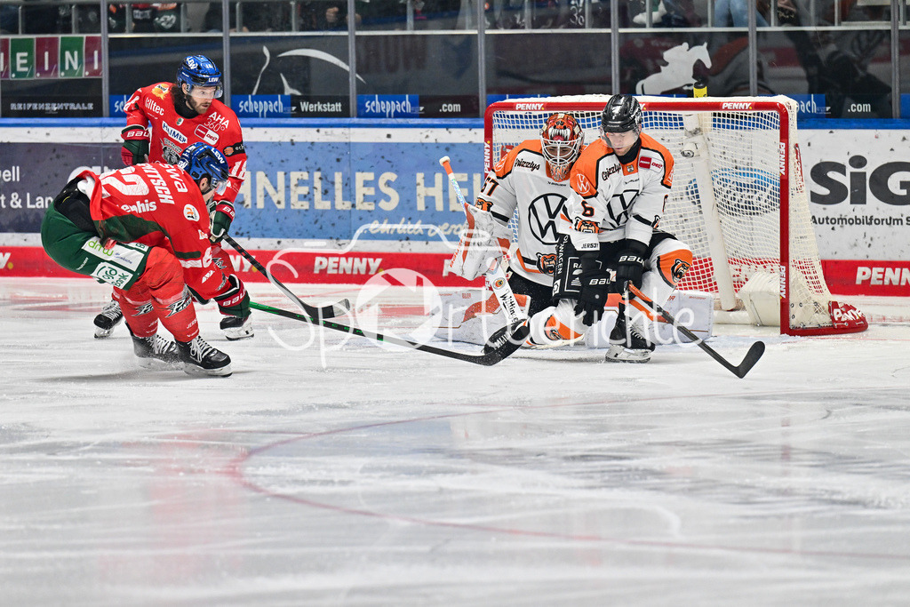 Augsburger Panther - Grizzlys Wolfsburg | Der Schuss von Thomas SCHEMITSCH (Augsburger Panther 62) geht über das Tor / Torchance / DEL: Augsburger Panther - Grizzlys Wolfsburg; Curt Frenzel Stadion am 10.10.2025
