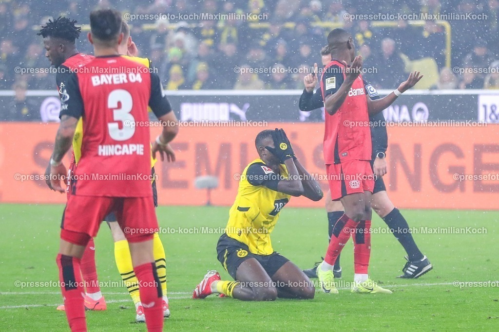 BVB10012501104 | 10.01.2025, Fußball, Borussia Dortmund - Bayer 04 Leverkusen, 1. Fußball Bundesliga, 16. Spieltag, Signal Iduna Park, Saison 2024 2025: Enttäuschung - Serhou Guirassy (BVB #9) kniet enttäuscht auf dem SpielfeldDFB regulations prohibit any use of photographs as image sequences and or quasi-video.
