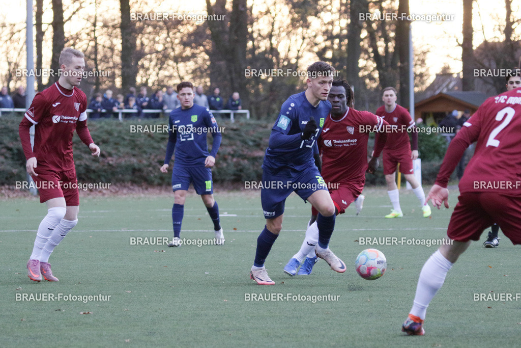 30.11.2025 SC St. Tönis - 1. FC Monheim | Tönisvorst, Deutschland, 30.11.25:  Mario Knops (SC St. Tönis) im Kampf um den Ball während des Oberliga Niederrhein Spiels zwischen SC St. Tönis - 1. FC Monheim am 30. November 2025 in Tönisvorst, Deutschland. (Foto Ralph Görtz /Brauer-Fotoagentur)