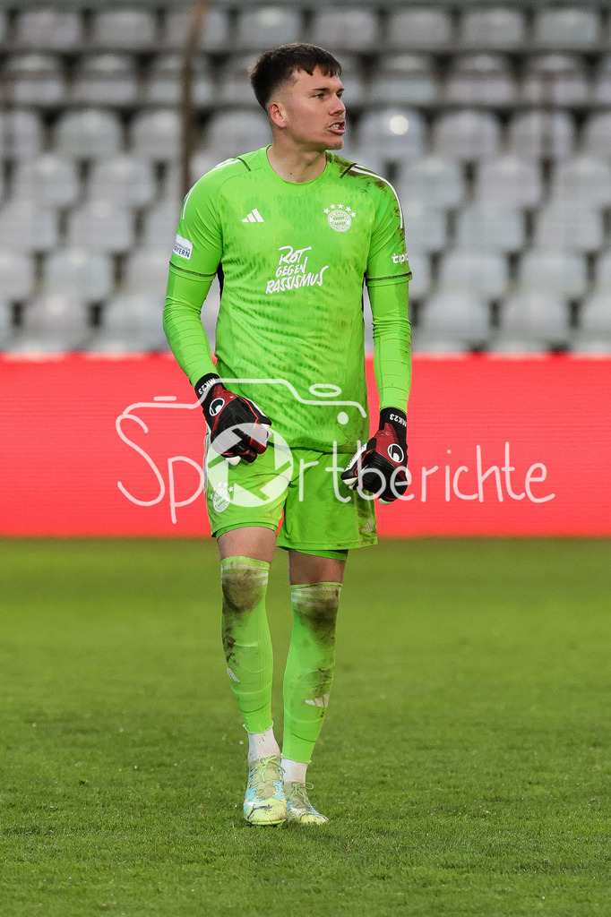 FC Bayern Amateure - TSV Buchbach | kommt zu seinem Einsatz nach der roten Karte fuer Tom Ritzy HUELSMANN (FCB #1) / Manuel KAINZ (FCB #23) / Freisteller / Einzelfoto