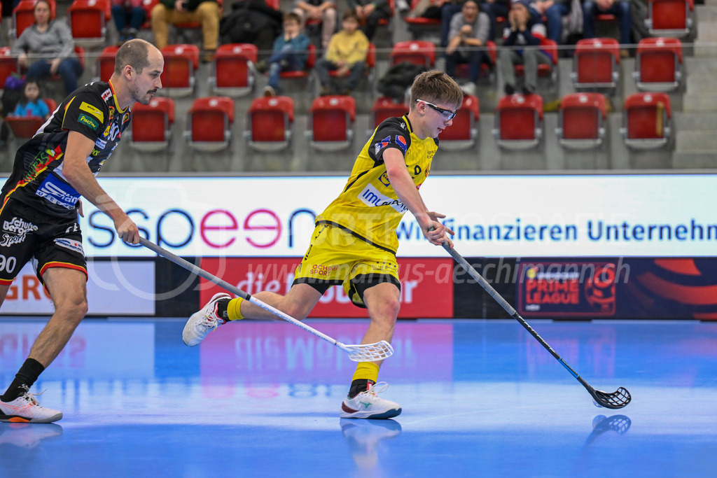 HC Rychenberg vs Tigers Langnau - 11. Dezember 2022 | HC Rychenberg vs Tigers Langnau
AXA Arena, Winterthur
Kimo Oesch (#9 HC Rychenberg) vor Marc Oliver Gerber (#90 Tigers Langnau).
Bild: Sportfotografie Markus Aeschimann | www.markus-aeschimann.ch - Realisiert mit Pictrs.com