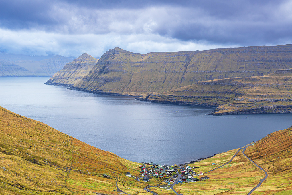 Blick auf das Dorf Funningur am Fjord Funningsfjørður auf der Färöer Insel Eysturoy | Blick auf das Dorf Funningur am Fjord Funningsfjørður auf der Färöer Insel Eysturoy.