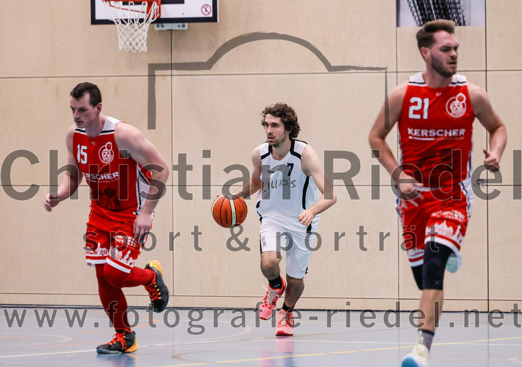 2022-12-03_108_TSV_Vaterstetten_gegen_TG_Landshut | Vaterstetten, Deutschland, 03.12.2022:
Basketball, Bayernliga Herren Südost 2022 / 2023, 7. Spieltag, TSV Vaterstetten gegen TG Landshut, Endergebnis: 71:78

Florian Meingast (TG Landshut, #15), Luca Maurice Kohll (TSV Vaterstetten, #7),  (TG Landshut, #21)

Foto: Christian Riedel / fotografie-riedel.net