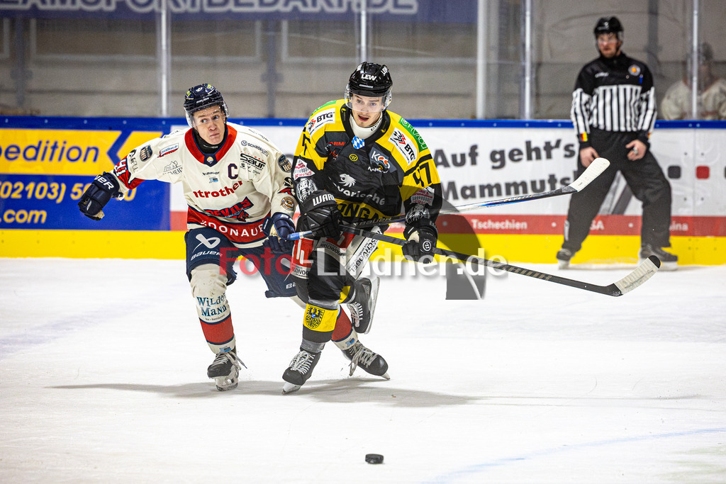 EA Schongau MANNUTS gegen VfE Ulm/Neu-Ulm DEVILS | Eishockey Bayernliga 2025/26 Vorrunde 6 Spieltag, EA Schongau MANNUTS gegen VfE Ulm/Neu-Ulm DEVILS, 20251031,Zweikampf,2025-10-31 in Schongau (Eisstadion Schongau), Bohumil SLAVICEK (VfE Ulm/Neu-Ulm DEVILS 91), Thomas RADU (EA Schongau MAMMUTS 47)Copyright: WolfgangxLindner www.foto-lindner.de