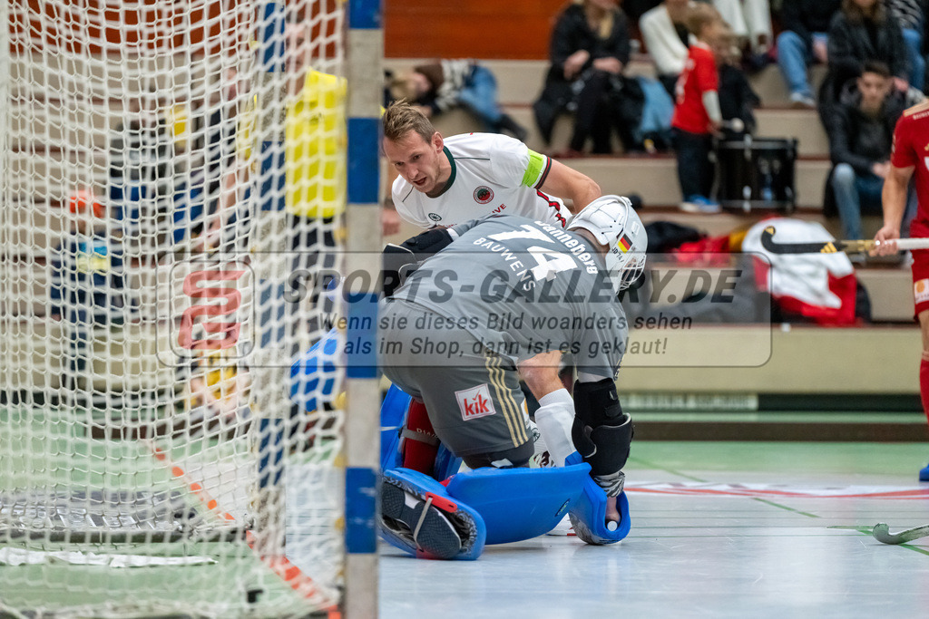HK_20241214_100364 | 1. Bundesliga Halle Herren Crefelder HTC - Rot-Weiss Köln am 14.12.2024 Halle Glockenpitz, Krefeld , Jean Danneberg ( Torwart Rot-Weiss Köln #74 ) , Niklas Wellen ( Crefelder HTC 10 )