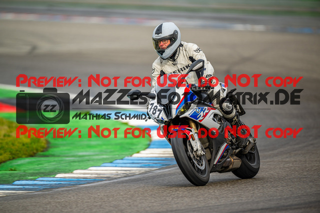 MaZZes_Fotomatrix_20240401_6007705_3732 | Fotograf Mathias Schmid
Sportfotograf,
Eventfotograf,
Hochzeitsfotograf,
Portraitfotograf