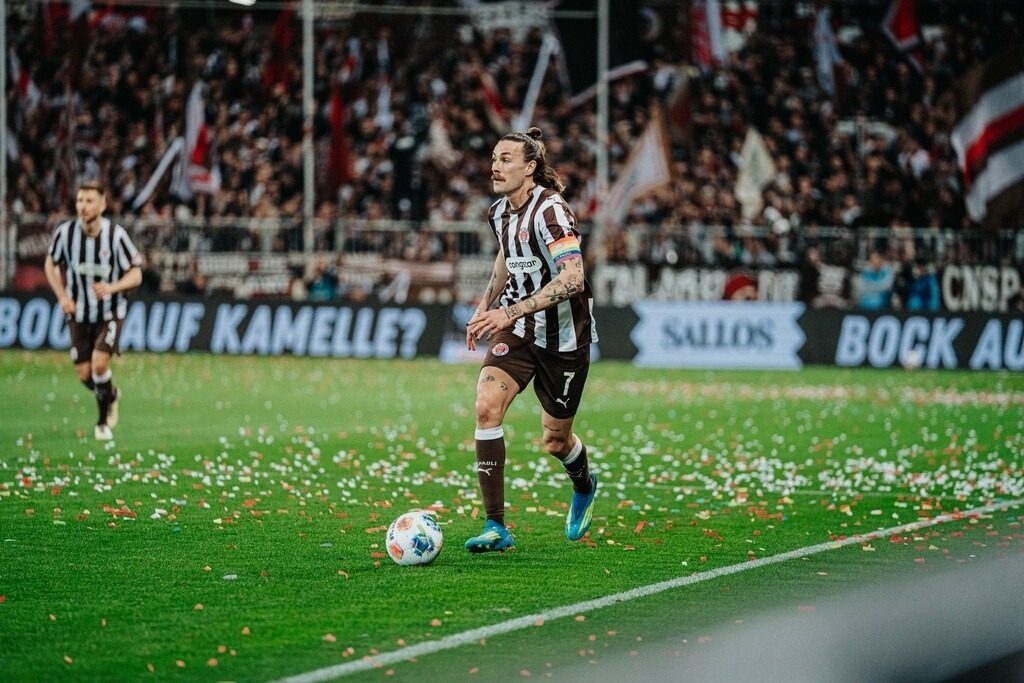 FCP08956 | Der offizielle Shop für FC St. Pauli Fotos. Wähle aus Spielszenen & Fanmomenten dein FCSP Wunschformat. Wir liefern Millerntor-Atmosphäre.