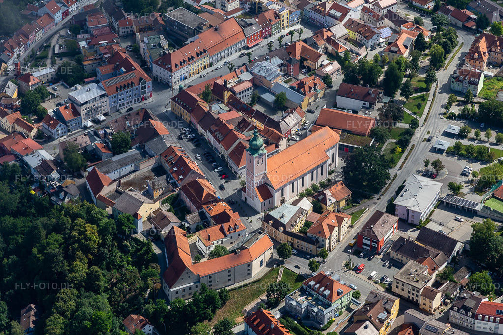 Luftbild: Oberer Stadtpl. mit Stadtpfarrkirche Mariä Himmelfahrt im Ortsteil Zanklau in Landau im Bundesland Bayern in Deutschland. Foto: IMG_132736.jpg vom 02.07.2022 durch Werner Riehm/FLY-FOTO.deSuchformular - Wonach suchen Sie?