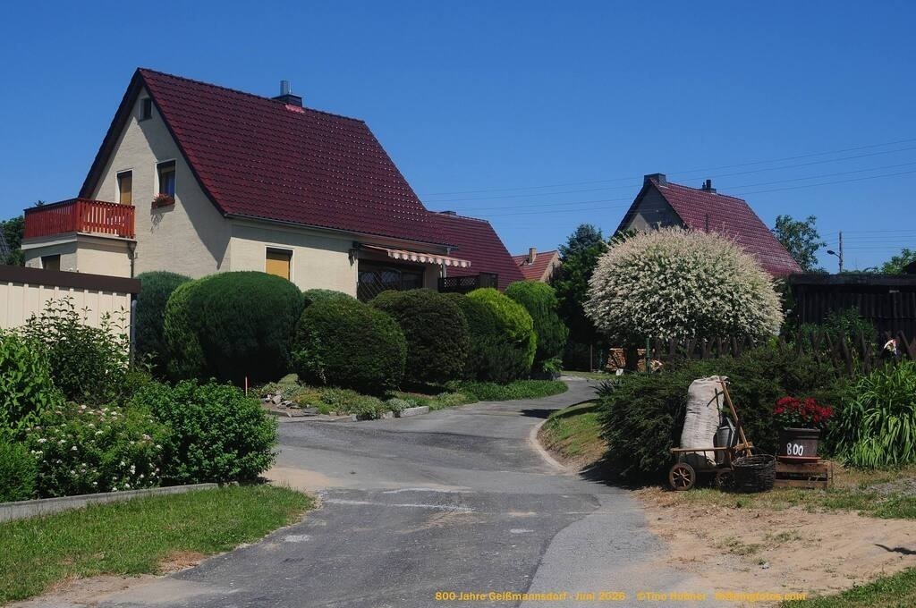 Geißmannsdorf-2026-Ortsbilder-563 | Geißmannsdorf bei Bischofswerda im Sommer 2026. Ein fotografischer Streifzug durch das Dorf Geißmannsdorf, mit Gebäuden, Straßen, Strohpuppen und geschmückten Vorgärten und Grundstücken anlässlich der 800-Jahr-Feier von Geißmannsdorf im Juni 2026 - Realisiert mit Pictrs.com