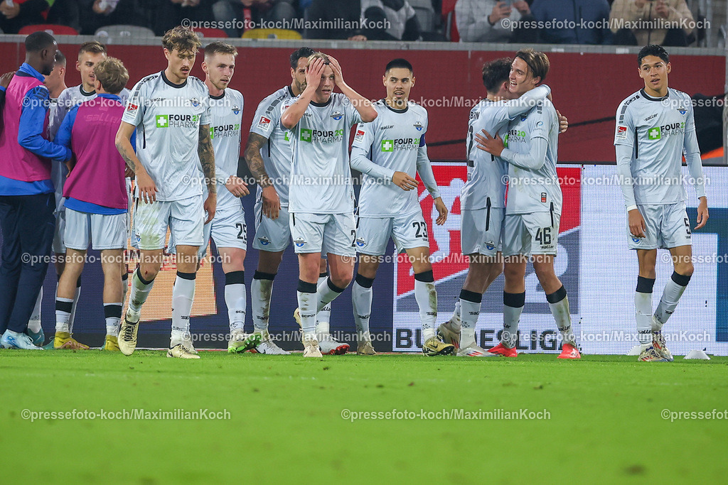 Due09112401047 | 09.11.2024, Fußball, Fortuna Düsseldorf - SC Paderborn 07, 2. Bundesliga, Merkur Spiel-Arena, Saison 2024 2025: Torjubel nach dem 1:0 für Paderborn nach EIgentor von Torwart Florian Kastenmeier (Fortuna Düsseldorf #33)DFB regulations prohibit any use of photographs as image sequences and or quasi-video.