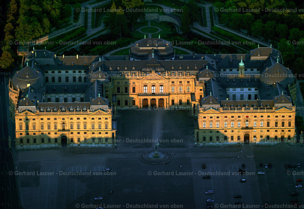 2696570 | Würzburger Residenz ist ein barocker Schlossbau am Rande der Innenstadt von Würzburg, der 1720 begonnen wurde und bis 1744 vollendet war.