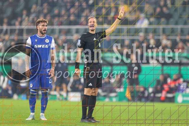 Borussia Mönchengladbach vs Karlsruher SC - DFB-Pokal 2. Runde | Mönchengladbach, Deutschland, 28.10.25:   Schiedsrichter Bastian Dankert. gestikuliert, Gestik waehrend des Spiels der DFB-Pokal 2. Runde zwischen Borussia Mönchengladbach vs Karlsruher SC im Stadion im Borussia Park(Foto von Brauer-Fotoagentur / Adrian Schlueter)