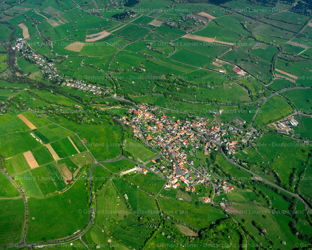 2615197 | ESCHENROD 07.06.2006 Ortsansicht am Rande von landwirtschaftlichen Feldern und Nutzflächen  in Eschenrod im Bundesland Hessen, Deutschland // Village view on the edge of agricultural fields and land  in Eschenrod in the state Hesse, Germany Foto: Gerhard Launer