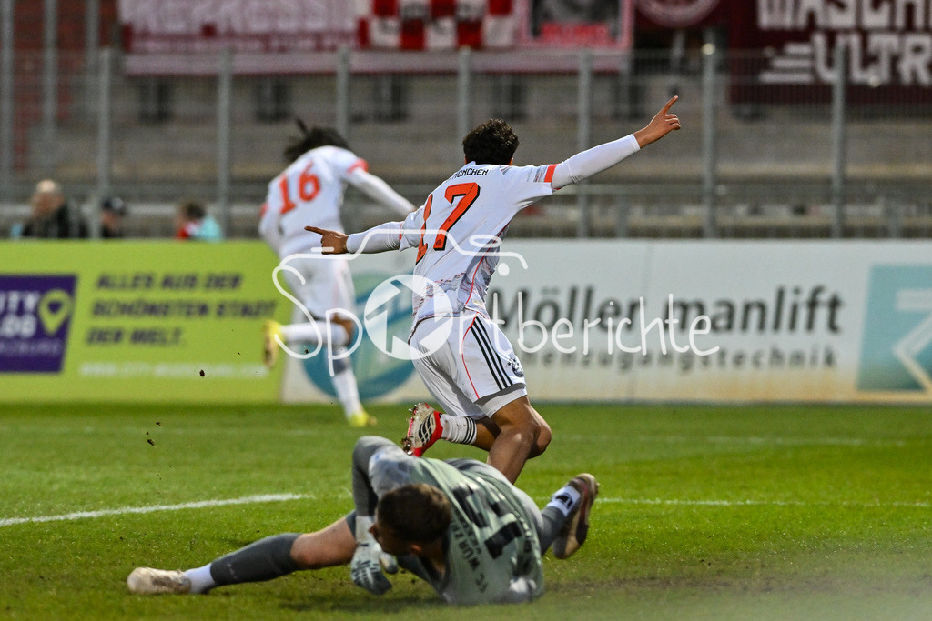 FC Würzburger Kickers - FC Bayern Amateure | WÜRZBURG, DEUTSCHLAND - 10. APRIL: Jubel der Bayern nach dem Treffer zum 0-1 durch Mudaser SADAT (FC Bayern München II 7) während dem Match zwischen dem FC Würzburger Kickers und den Amateuren des FC Bayern München am 28. Spieltag der Regionalliga Bayern in der AKON Arena / Tor / Torschuetze / Freude / Happy