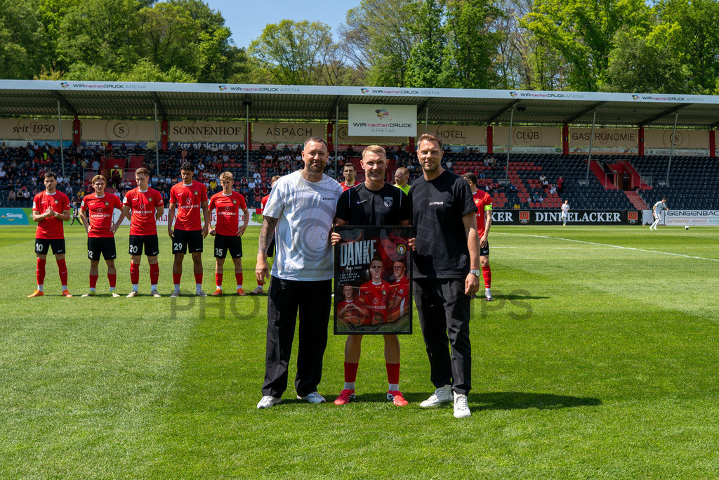 SG Sonnenhof Großaspach vs. SG Barockstadt Fulda-Lehnerz, Fussball, Regionalliga Suedwest, 33. Spieltag, 09.05.2026 | Luka Janes (SG Sonnenhof Großaspach, #28) wird von Julian Schieber (sportilicher Leiter SG Sonnenhof Großaspach) und Michael Ferber (Vorstand Sport, SG Sonnenhof Großaspach), verabschiedet,SG Sonnenhof Großaspach vs. SG Barockstadt Fulda-Lehnerz, Fussball, Regionalliga Suedwest, 33. Spieltag, 09.05.2026