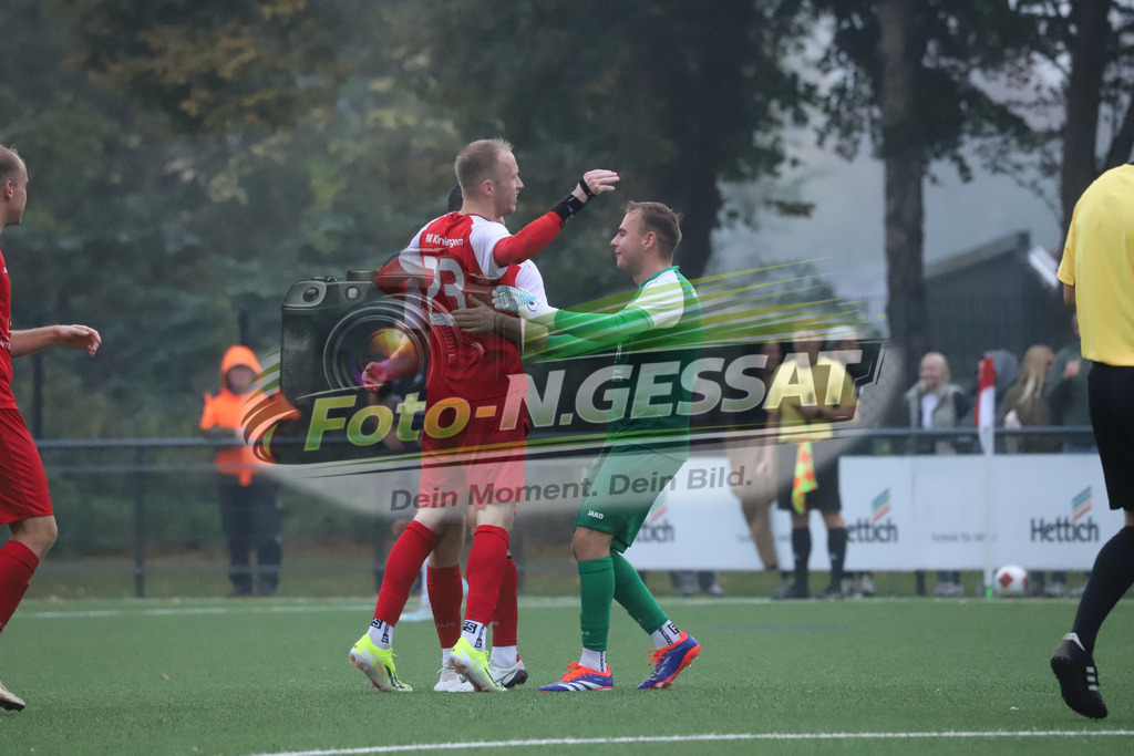 FC RW Kirchlengern - BV Bad Lippspringe | Auf dem Bild zu sehen: rot FC RW Kirchlengern v.l.: Lennard Wüllner, Finn-Luis Patzek FC RW Kirchlengern, BV Bad Lippspringe, Saison 25/26, Landesliga, Kirchlengern, Deutschland - Realisiert mit Pictrs.com
