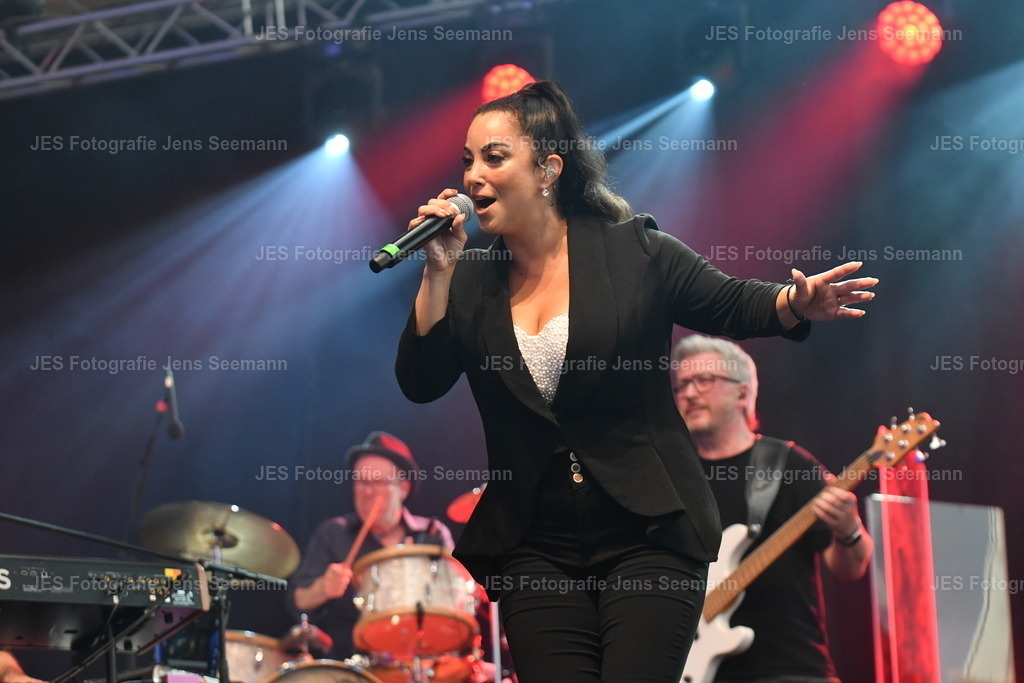2026_Deborah Lee und the news_One Moment time Whitney Houston__0632 | Fotograf Jens Seemann - Realisiert mit Pictrs.com