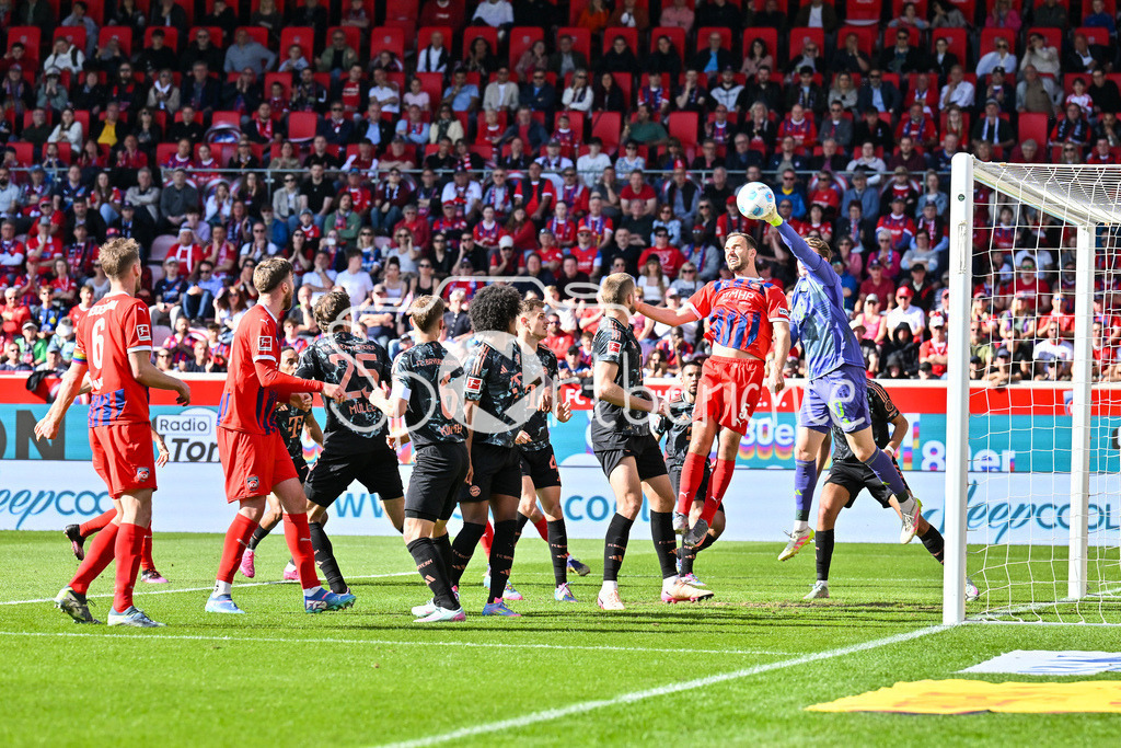 1. FC Heidenheim - FC Bayern München | bei diesem Eckball fuer Heidenheim ist Jonas Kurt URBIG (FC Bayern Muenchen 40) vor Benedikt GIMBER (Heidenheim 5) am BAll / Bundesliga: 1. FC Heidenheim - FC Bayern Muenchen, Voith Arena am 19.04.2025