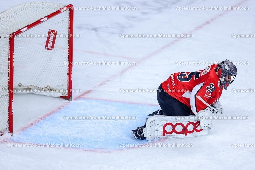 KEC23042501094 | 23.04.2025, Eishockey, DEL Finale Play-offs, Kölner Haie - Eisbären Berlin, Finale Spiel 3, Lanxess-Arena Köln: Julius Hudacek (Kölner Haie #35) kniet enttäuscht auf dem Eis Enttäuschung Niederlage Frust frustriert Mimik 