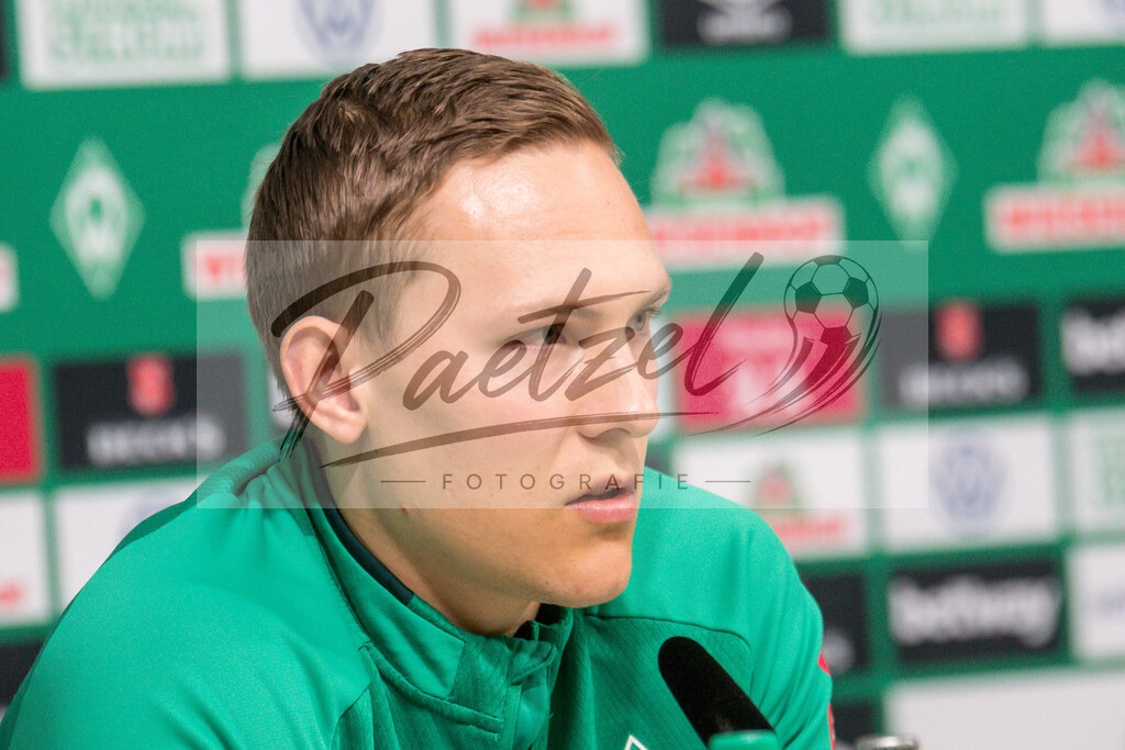 20200218_PKWEBR_0020 | Fussball, Herren: Ludwig Augustinsson (SV Werder Bremen) schaut waehrend der Pressekonferenz des SV Werder Bremen im Presseraum des wohninvest Weserstadion am 18.02.2020 in Osnabrueck, Deutschland. - Realisiert mit Pictrs.com