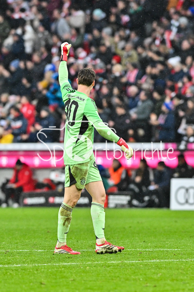 FC Bayern München - Eintracht Frankfurt | MUNICH, GERMANY - 21. FEBRUARY: Jonas Kurt URBIG (FC Bayern Munich 40) jubelt über den Treffer zum3-0 durch Harry KANE (FC Bayern Munich 9) / Tor / Torschuetze / Freude / Happy / Einzelfoto / Freisteller während dem Bundesligamatch zwischen dem FC Bayern München und der SG Eintracht Frankfurt am 23. Spieltag in der Allianz Arena / DFL REGULATIONS PROHIBIT ANY USE OF PHOTOGRAPHS AS IMAGE SEQUENCES AND/OR QUASI-VIDEO