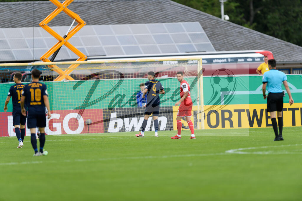 JENKOE20210808_008 | Fussball, Herren:   beim Spiel der 1. Runde im DFB-Pokal zwischen FC Carl Zeiss Jena und 1. FC Koeln im Ernst-Abbe-Sportfeld am 08.08.2021 in Jena, Deutschland.DFB / DFL REGULATIONS PROHIBIT ANY USE OF PHOTOGRAPHS AS IMAGE SEQUENCES AND/OR QUASI-VIDEO. - Realisiert mit Pictrs.com