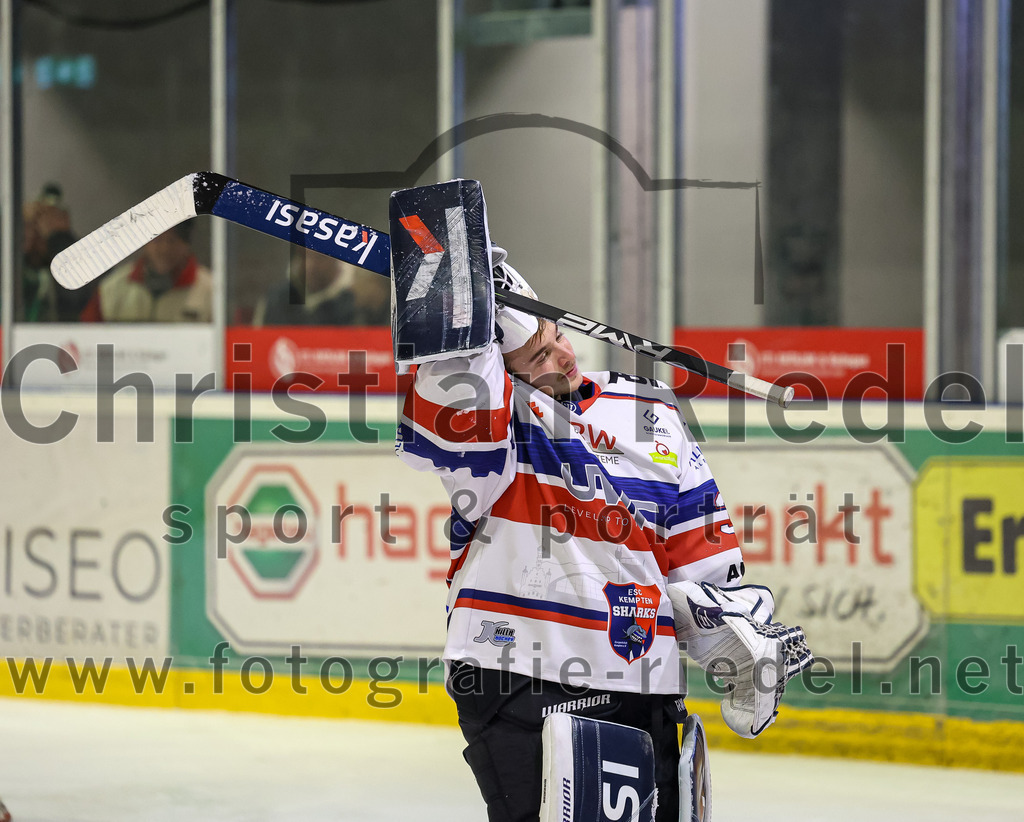 2023-12-17_132_TSV_Erding_gegen_ESC_Kempten | Erding, Deutschland, 17.12.2023:
Eishockey, Bayernliga Vorrunde 2023 / 2024, 18. Spieltag, TSV Erding gegen ESC Kempten, Endergebnis: 5:1

Torwart Luca Mayer (ESC Kempten, #32)

Foto: Christian Riedel / fotografie-riedel.net