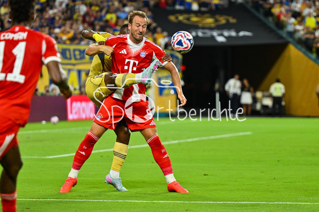 FC Bayern München - Boca Juniors | im Duell Luis ADVINCULA (Boca Juniors 17) und Harry KANE (FC Bayern Muenchen 9) / Zweikampf / FIFA Club World Cup: FC Bayern Muenchen - Boca Juniors, Hard Rock Stadium am 20.06.2025 / NOT FOR SALE IN USA