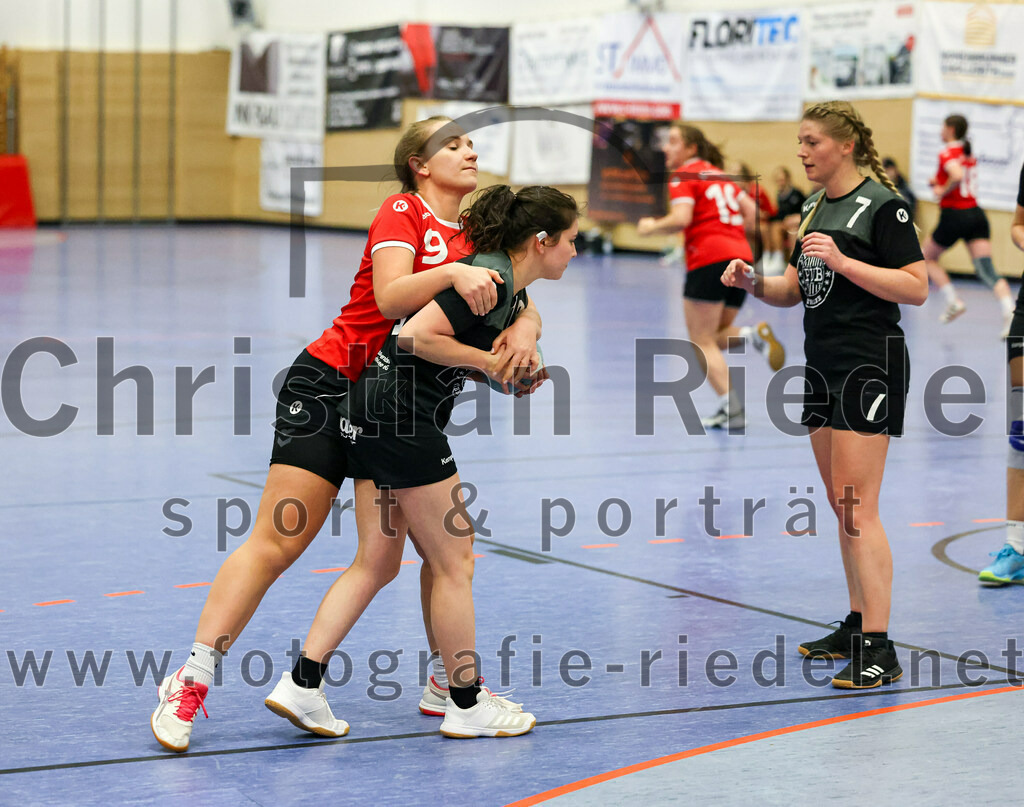 2022-12-04_047_SV_Anzing_gegen_TSV_Uebersee | Anzing, Deutschland, 04.12.2022:
Handball, Bezirksliga 2022 / 2023, 8. Spieltag, SV Anzing gegen TSV Übersee, Endergebnis: 29:24

Luisa Höger (SV Anzing, #9), Sophia Ladner (TSV Übersee, #18), Veronika Hilz (TSV Übersee, #7)

Foto: Christian Riedel / fotografie-riedel.net