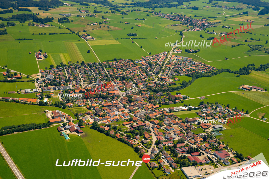 Das Luftbild zeigt :  Unterthingau - Die Luftaufnahme wurde 2024 vom UL-Flugzeug aus erstellt ( keine Drohne ) - Hochauflösende Luftaufnahme - Für grossformatige Ausdrucke geeignet. Die Geschenkidee !Mit Lizenz und Bildrechte bestellbar