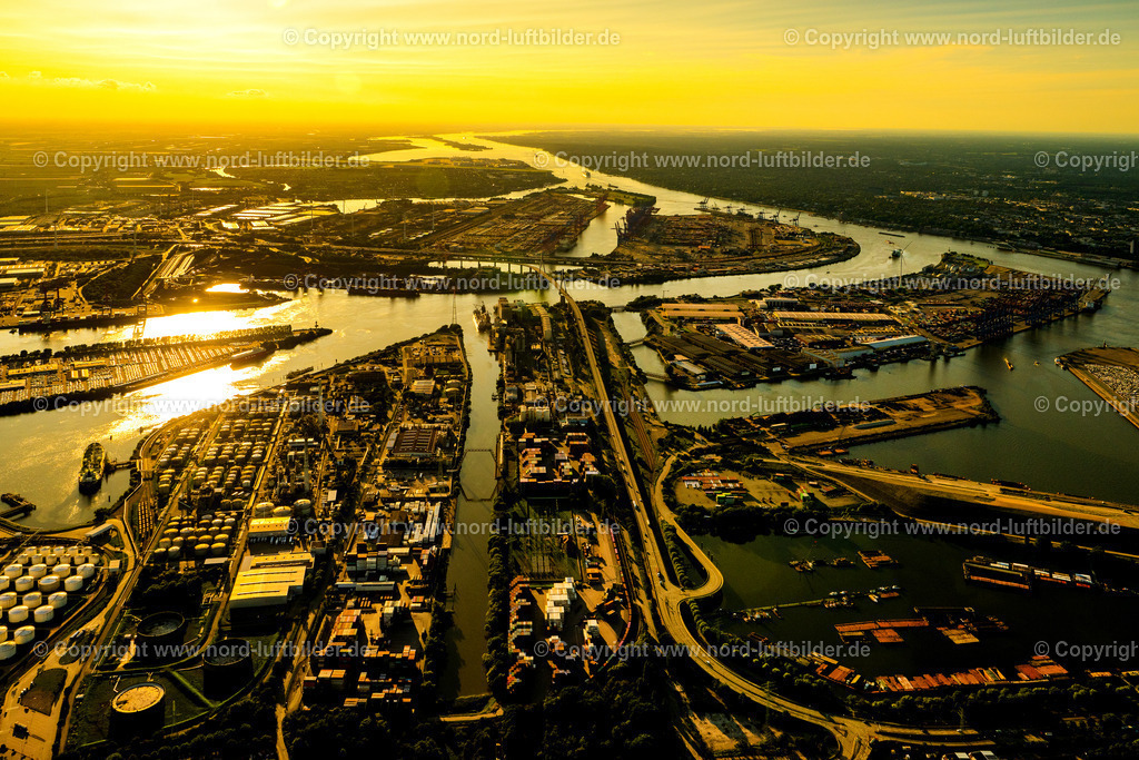 Hamburg_Hafen_Im_Gegenlicht_ELS_2320210823 | HAMBURG 21.08.2023 Hafenanlagen am Ufer des Hafenbeckens bei der H & R Ölwerke Schindler GmbH und Terminal Eurogate im Sonnenuntergang Ortsteil Waltershof in Hamburg, Deutschland. Weiterführende Informationen bei: EUROGATE GmbH & Co. KGaA, KG. // Port facilities on the shores of the harbor of Burchardkai of Eurogate in the district Waltershof in Hamburg, Germany. Further information at: EUROGATE GmbH & Co. KGaA, KG. Foto: Martin Elsen