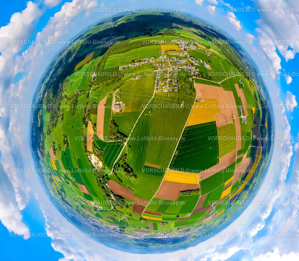 Brilon240590446Wuelfte-Kalkkuppe | Luftbild, Wohngebiet Ortsansicht Ortsteil Wülfte mit Steinbruch Kalkkuppe, Wiesen und Felder mit kachelförmigen Strukturen, Erdkugel, Fisheye Aufnahme, Fischaugen Aufnahme, 360 Grad Aufnahme, tiny world, little planet, fisheye Bild, Wülfte, Brilon, Sauerland, Nordrhein-Westfalen, Deutschland