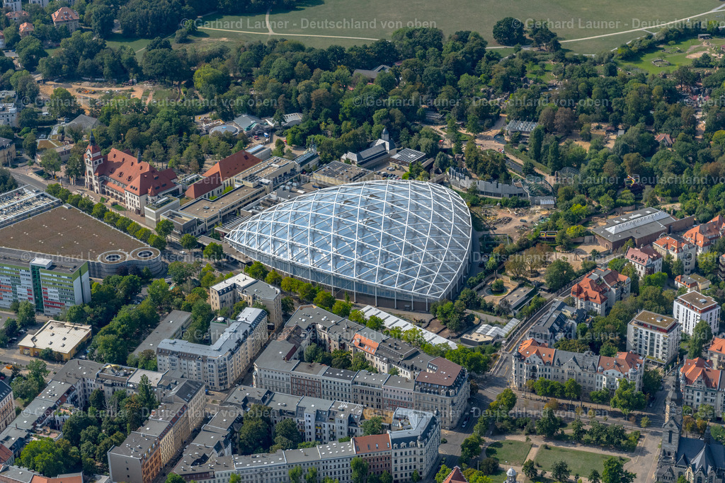4039697 | LEIPZIG 14.09.2020 Glas- Tropenhalle Gondwanaland in Leipzig im Bundesland Sachsen. Die dreieckig angelegte Tropenhalle im Zoo an der Pfaffendorfer Straße wurde vom Büro Henchion+ Reuter Architects entworfen und in Zusammenarbeit mit der OBERMEYER Albis-Bauplan GmbH und dem Tragwerksplaner Eisenloffel Sattler + Partner von 2007 bis 2011 gebaut. // View of the Gondwanaland in Leipzig in the state of Saxony. Foto: Gerhard Launer