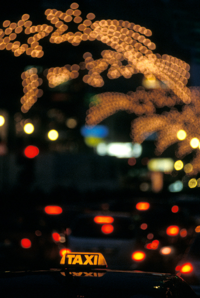 Taxistand in der Weihnachtszeit | Europa, Austria, Wien, Taxistand in der Weihnachtszeit mit Weihnachtsbeleuchtung - Realisiert mit Pictrs.com