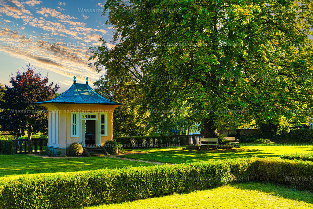 Herrnhut - historisches Gartenhaus im Garten des Heimatmuseums | Historische barocke Herrnhuter Gartenhäuser mit liebevollen Details und zeittypischer Architektur – ein stimmungsvolles Zeugnis der Garten- und Baukultur. Herrnhut ist eine Stadt im sächsischen Landkreis Görlitz in der Oberlausitz. Zentral zwischen den Städten Löbau und Zittau gelegen, ist sie als Gründungsort der Herrnhuter Brüdergemeine, durch die Produktion der Herrnhuter Sterne und internationale Missionsarbeit bekannt. - Realisiert mit Pictrs.com
