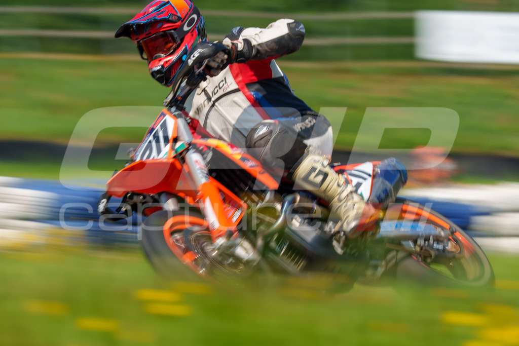 G-Cup + Supermoto Staatsmeisterschaft + Hungarian Supermoto Championship | GRIPcapture steht für authentische Sportfotografie in Österreich – für Momente, die mehr sind als Geschwindigkeit oder Ergebnis. Es geht um Emotion, Spannung, Fokus und den Augenblick, der oft nur einen Wimpernschlag dauert.Ob Motorsport, Teamsport oder 