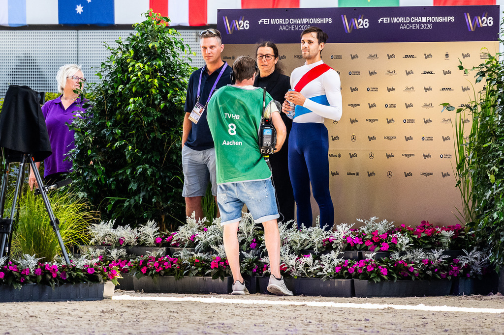 FEI World Championships | Luxembourg Vaulter Philip (r.), leader Alexandra Dietrich (m.) and FLSE official Paul Engel (l.) - Realisiert mit Pictrs.com