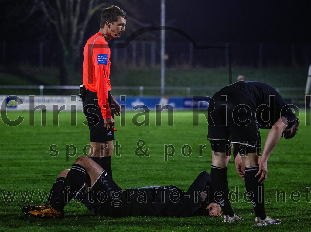 2024-03-15_043_FC_Schwaig_gegen_1_FC_Garmisch-Partenkirchen | Oberding, Deutschland, 15.03.2024:
Fußball, Landesliga Südost 2023 / 2024, 25. Spieltag, FC Schwaig gegen 1. FC Garmisch-Partenkirchen, Endergebnis: 4:0

Schiedsrichter Jan Eringer, Nils Ehret (FC Schwaig, #25), Tobias Jell (FC Schwaig, #2)

Foto: Christian Riedel / fotografie-riedel.net