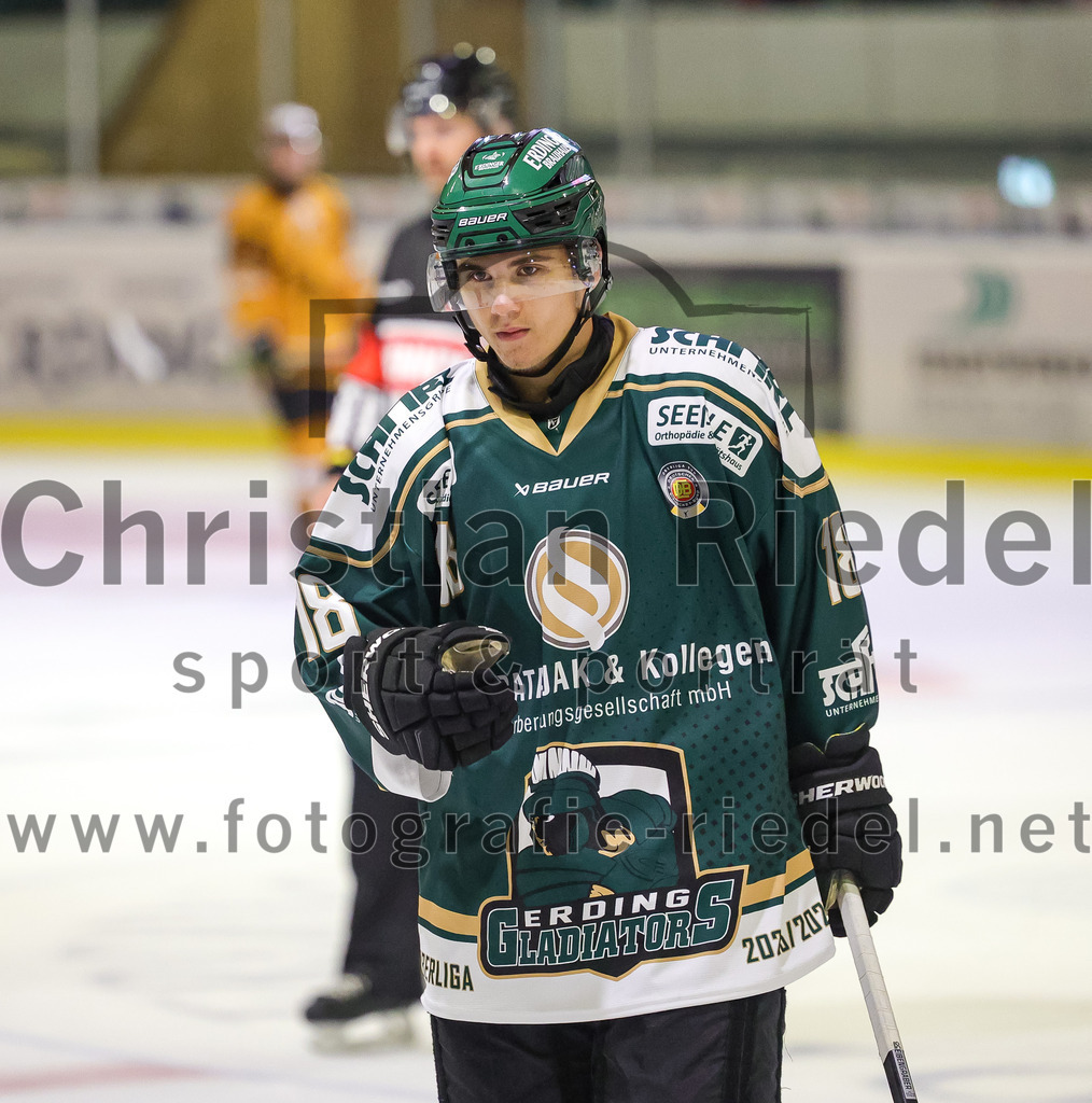 2025-08-22_083_TSV_Erding_gegen_EV_Fuessen | Erding, Deutschland, 22.08.2025:Eishockey, Oberliga Süd 2025 / 2026, Testspiel, TSV Erding gegen EV Füssen, Endergebnis: 1:4Luis Scheibengraber (Erding Gladiators, #18)Foto: Christian Riedel / fotografie-riedel.net