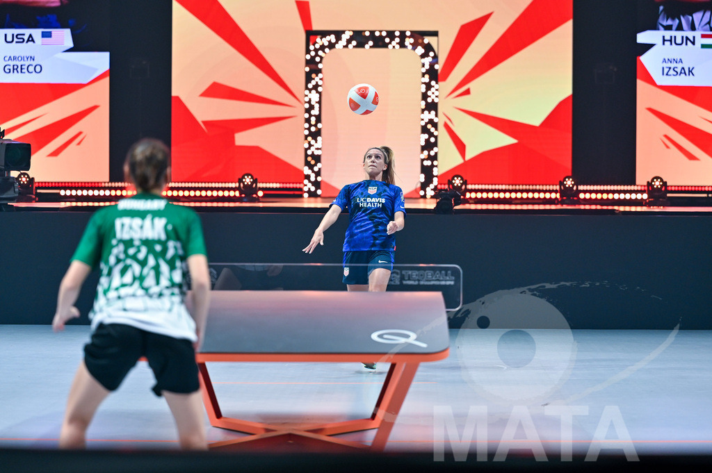 _DWI5960 | Anna Iszak vs Carolyn Greco beim Frauen- Single  Ungarn vs. USA bei der Teqball Weltmeisterschaft 2022 in der Kia Metropole Arena. Nürnberg, 27.11.2022 - Realisiert mit Pictrs.com